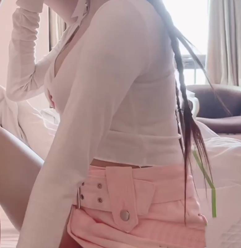 兔酱是个甜妹-粉色格裙邻家妹妹 [1v/471M]