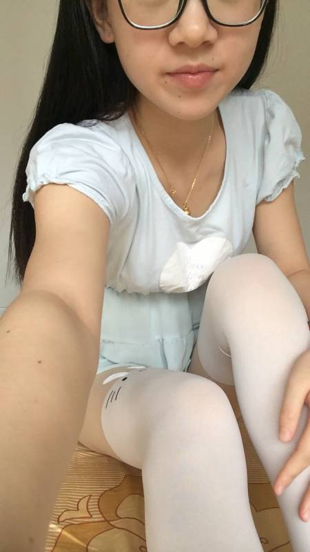 小兔牙-清纯白丝眼睛学妹 [3v/2.1G]
