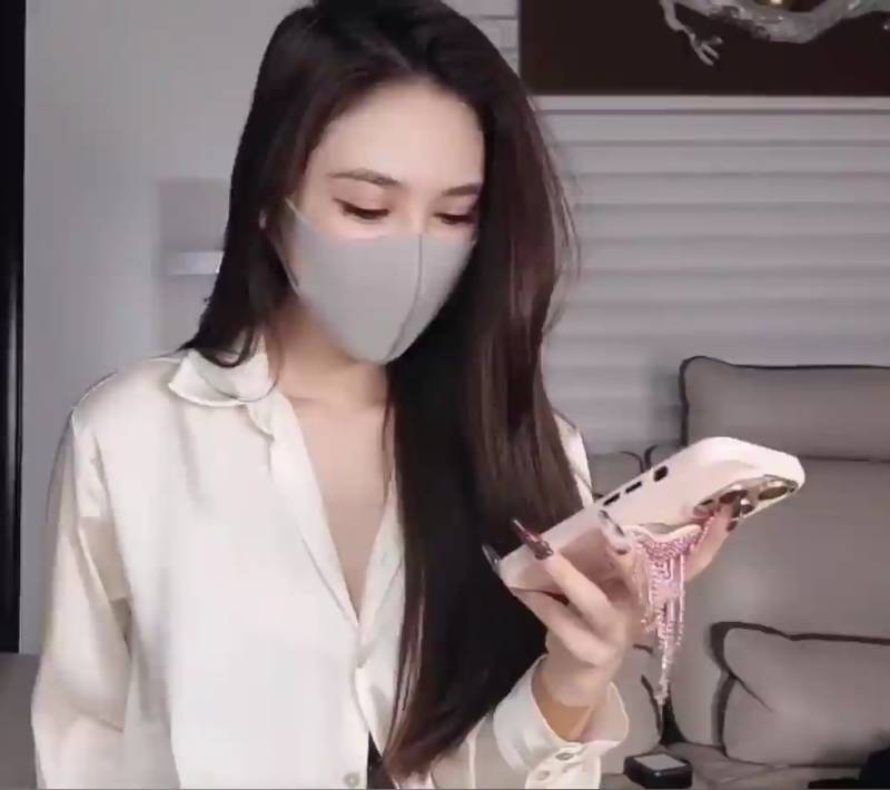 新人女神 lulu-眼镜黑丝制服贴身秘书 [3v/745M]