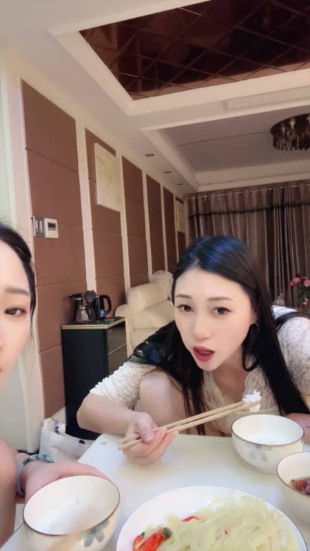 最骚最浪御姐【喜欢小蝴蝶 】性感黑丝自慰流浆,闺蜜吸奶按揉淫穴调教,26年4月直播合集【29V】