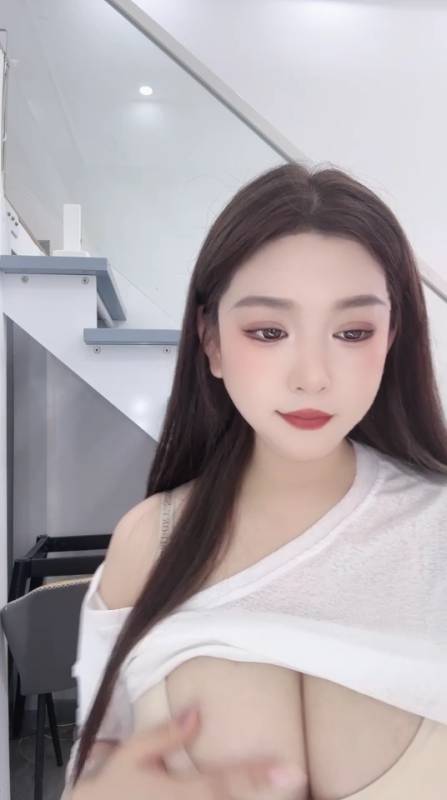 丰满御姐【hello七七】P6 丰臀大奶超诱惑,Q弹软嫩的大葡萄也是吸人眼球抖动翘臀吐舌勾引5.8-5.27合集【15v】
