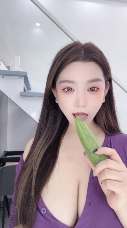 丰满御姐【hello七七】P6 丰臀大奶超诱惑,Q弹软嫩的大葡萄也是吸人眼球抖动翘臀吐舌勾引5.8-5.27合集【15v】
