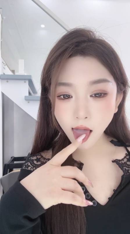 丰满御姐【hello七七】P6 丰臀大奶超诱惑,Q弹软嫩的大葡萄也是吸人眼球抖动翘臀吐舌勾引5.8-5.27合集【15v】
