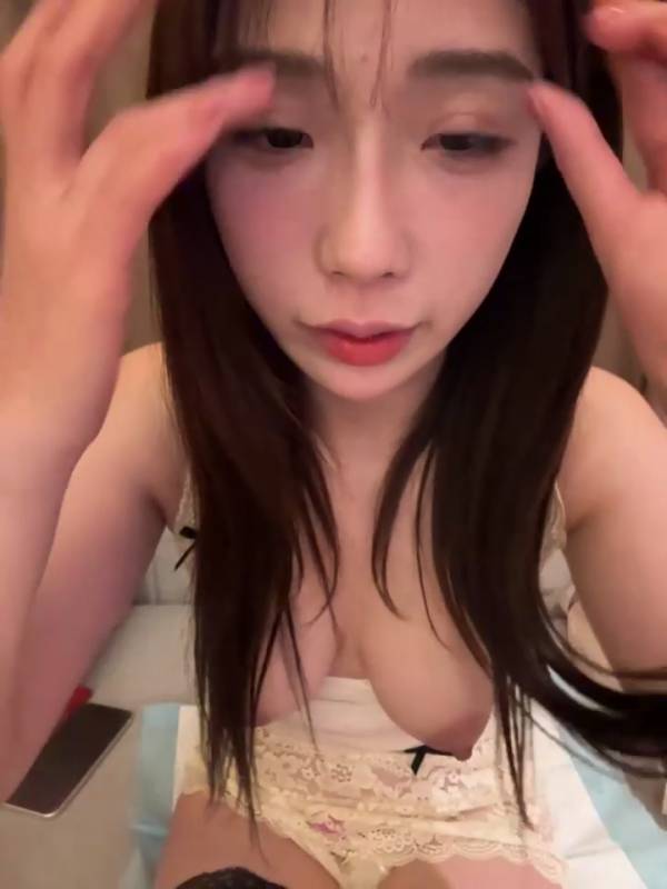 ST颜值女神【nina520】情趣白丝纯欲嫩妹大奶美腿丝足 阳具自慰喷水,清澈的面孔下藏着骚气十足l另一面 【23V】