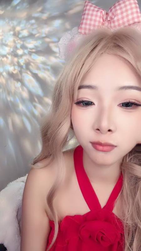 黄发时髦G罩杯吊钟乳妹子 【04喵想吃肉】 红衣跳舞,大奶抖呀抖,洗澡时奶子沾了水更诱惑了, 跳蛋道具自慰喷水付费秀【16V】