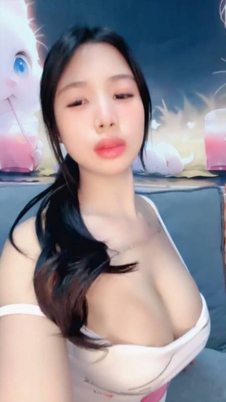颜值大奶女神 【新人播】 36E奶裸舞跳的好嗨，制服丝袜阳具自慰喷水猛抠B，打飞机专用福利 [25v]