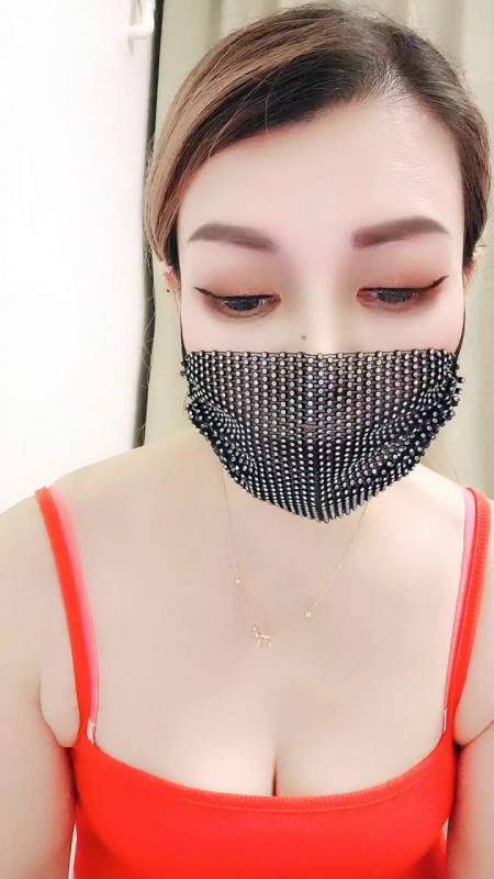 长腿丝袜少妇 【嫂子好骚啊】 肥臀丝袜美足~红底攻速鞋，道具抽插， 丝袜骚穴淫水反光玩喷水秀，5月最新最大合集。[101v]