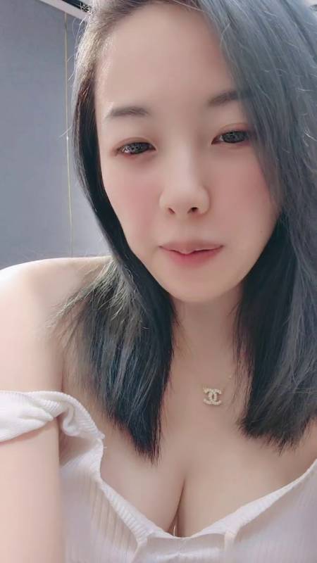 颜值天花板大奶少妇 【台湾小飘飘】 带闺蜜下海抖臀扭胯钢管脱衣舞 ，丁字裤黑丝大肥臀，顶级视角，掰逼互舔道具自慰喷水秀 [91V]