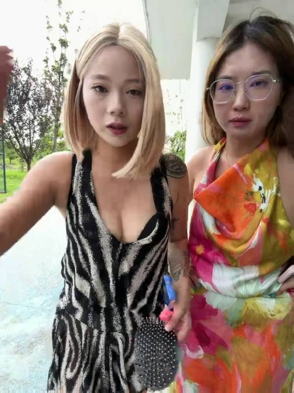 ST极品颜值姐妹花【redrose520】眼镜大奶少妇与闺蜜开票大秀 90tk 野战双女主 喷水 互舔 69 双头龙!保镖望风【133V】