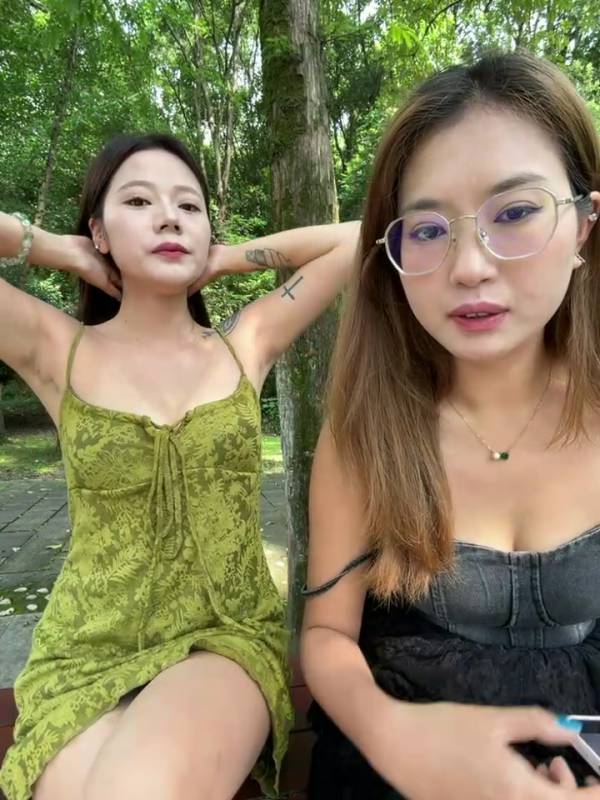 ST极品颜值姐妹花【redrose520】眼镜大奶少妇与闺蜜开票大秀 90tk 野战双女主 喷水 互舔 69 双头龙!保镖望风【133V】