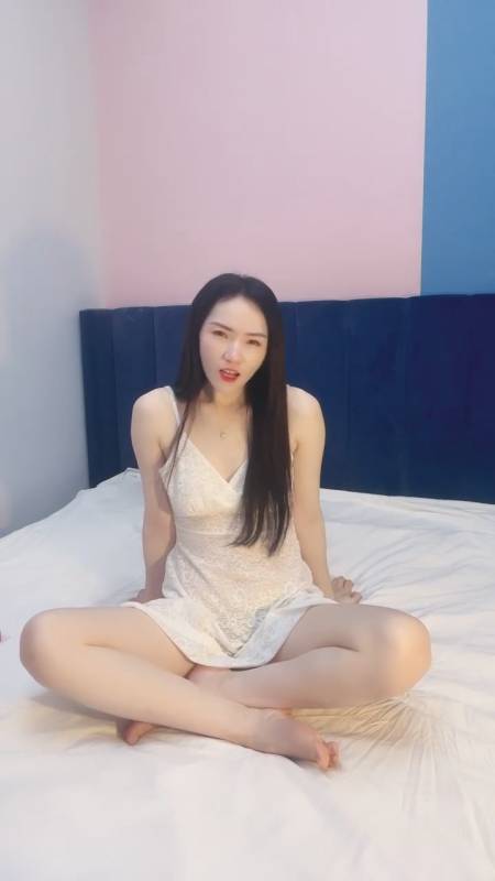 秋香-白色吊带睡裙 [1v/1.58G]