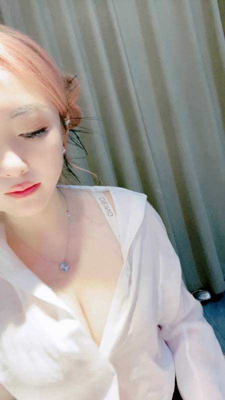 绝色御姐【佳佳子】顶级骚货脱光展示曼妙身材妖娆扭动，黑森林下的骚逼扣弄淫叫不停 [46v]