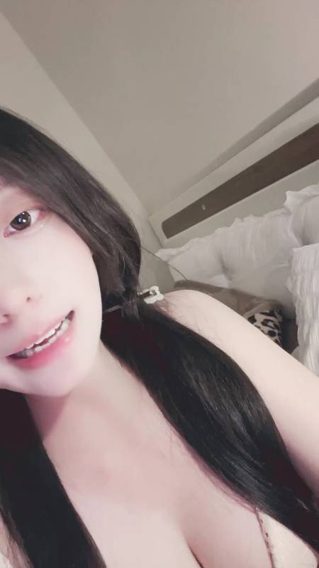 极品擦边美女【控控】骚货聊天大胸翘臀粉脚样样吸睛，蜜桃臀间的黑森林让狼友向往勾人 [21v]
