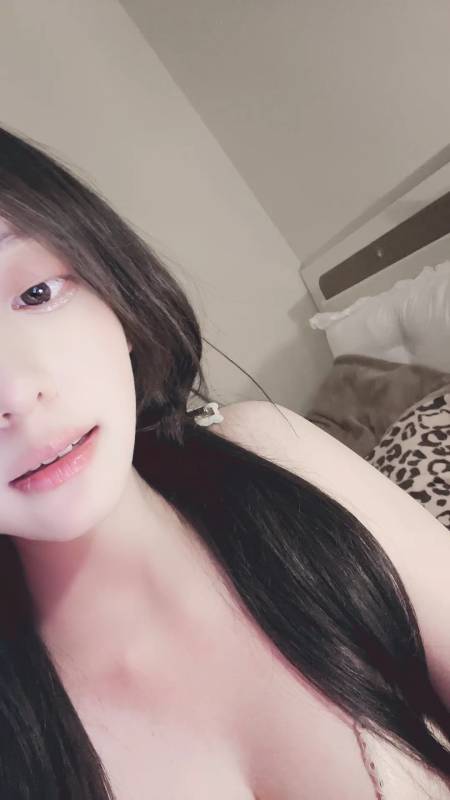 极品擦边美女【控控】骚货聊天大胸翘臀粉脚样样吸睛，蜜桃臀间的黑森林让狼友向往勾人 [21v]