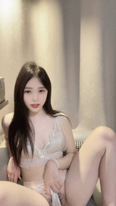 超级骚货【紫紫】直播就穿性感蕾丝内衣等着脱，粉逼美乳加黑毛真是骚到极致还爱喷水，2026年5月3日-5月20日合集 【20v/26G]