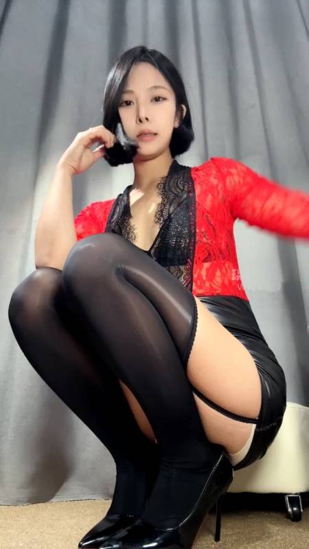 玩物直播 【河南苏苏】 红绿灯 兔女郎麻衣/原味使用教程/白丝脚底压榨学长/油足裸脚榨/蜜桃臀榨/足穴高压榨精/羞辱女装癖绿帽老公/强制重度踢裆踩踏 最新视频合集。[82v]